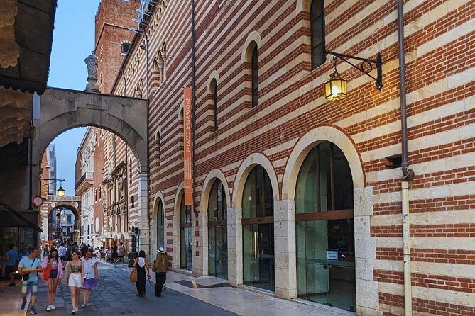 Dante in Verona: From Inferno to Paradise - Ponte Pietra and the Duomo: moving from story to sacred setting