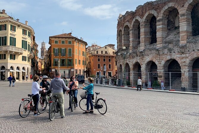 Highlights and hidden gems Verona Bike Tour - Stop 4: Piazza dei Signori and Arche Scaligere heart-level views