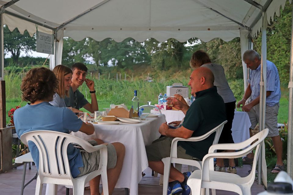 Lazise: Beekeeping Farm Tour and Tasting Experience - Wine sip and fruit juice options at the farm