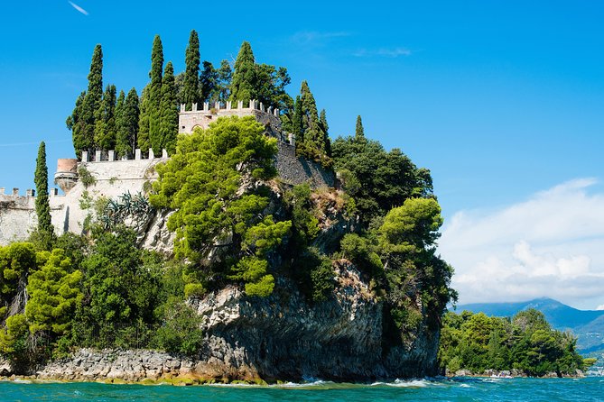Tour in barca da Sirmione all'Isola del Garda - The Photo Moment: Isola del Garda and Castle Views From Water