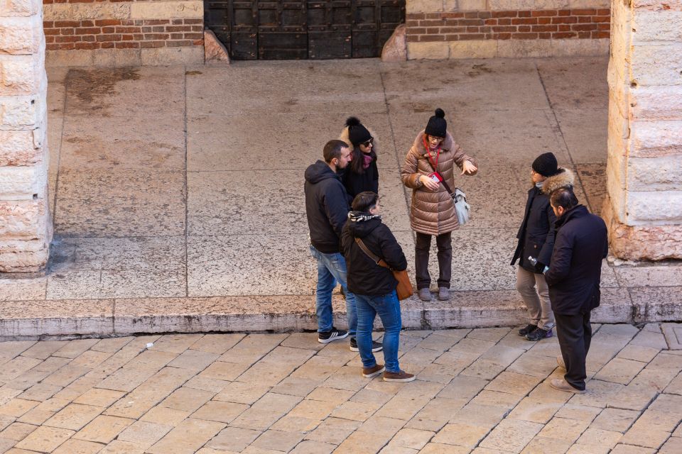 Verona: City Highlights & Street Food Walking Tour - Salumeria Gironda and the riverside picnic with Valpolicella