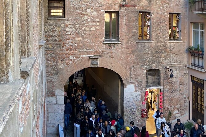 Verona: Juliet’s House Fast-Track Entry Ticket & Audio Guide - What you’ll see at Casa di Giulietta: courtyard, balcony, and four floors of stops