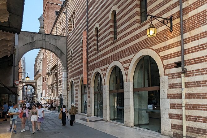 Walking Tour in Verona: 9+ Landmarks with Live Guide - Arche Scaligere: when funerary art shows political clout